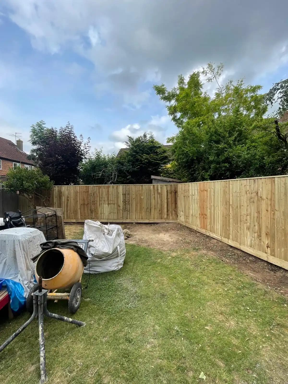 Closeboard fence following a curved garden lawn