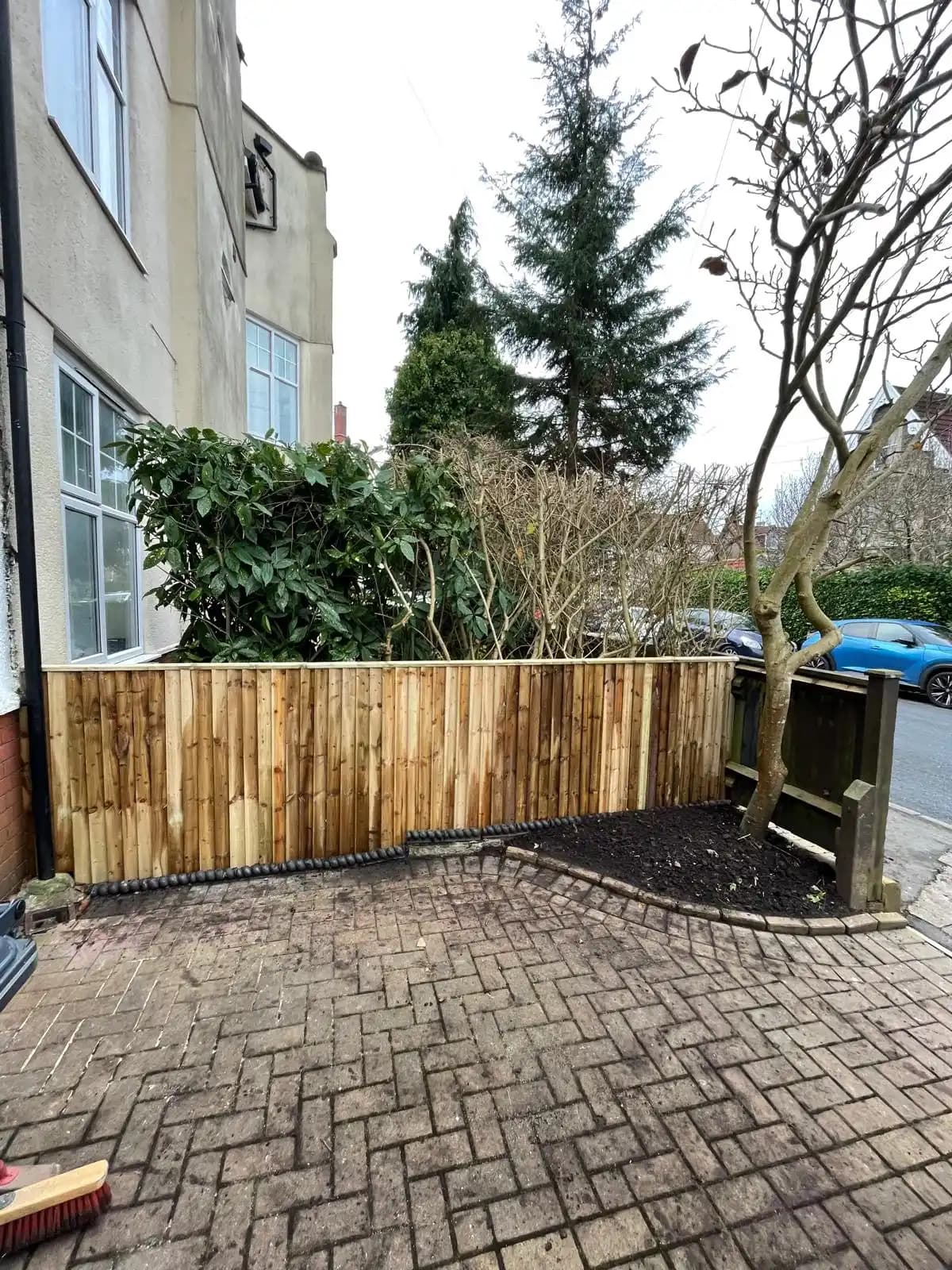 Closeboard fence and gate around a front driveway